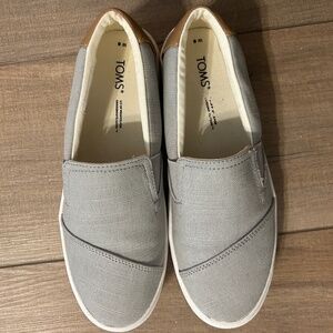 Tom’s Slip ons size 6